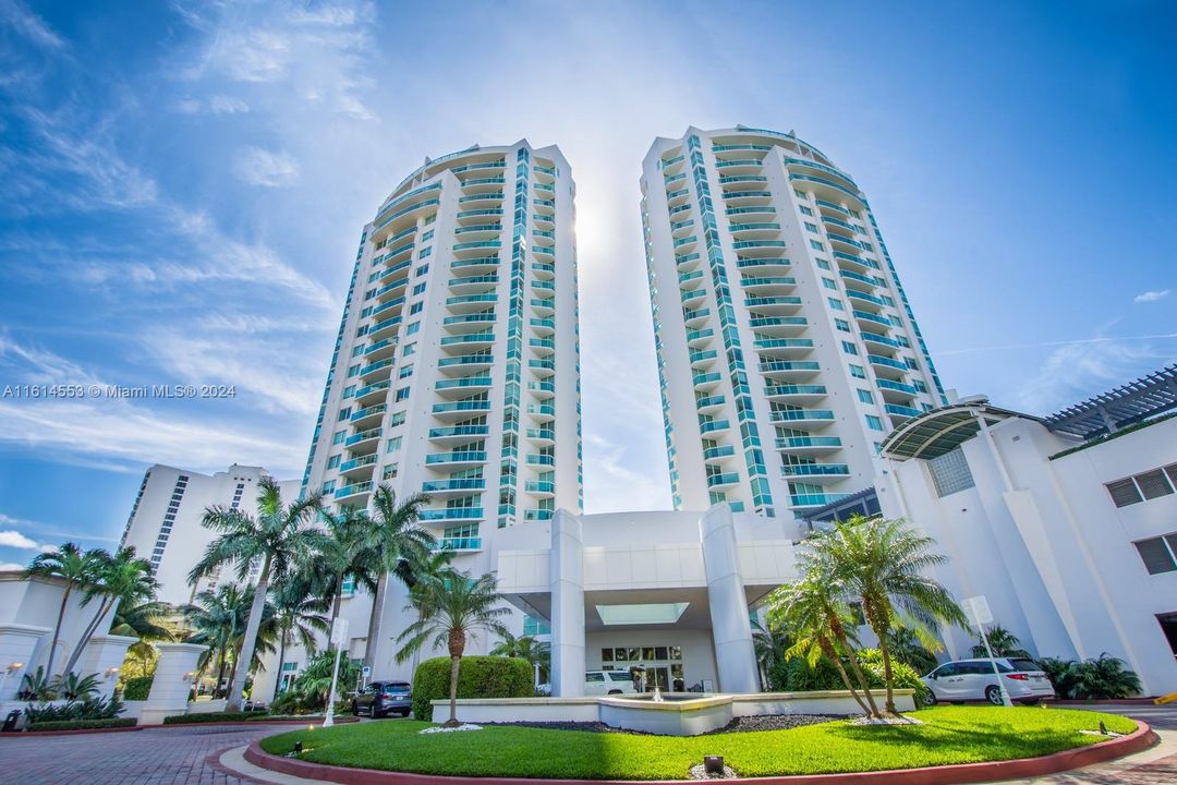 BEAUTIFUL PARC AT TURNBERRY ISLE LOCATED MOMENTS FROM FAMED TURNBERRY GOLF COURSE AND OFFERS INCREDIBLE VIEWS OF THE OCEAN AND INTRACOASTAL WATERWAY FROM THIS PENTHOUSE HOME IN THE SKY!!