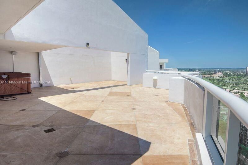 SPECTACULAR ROOF TOP TERRACE TO ENJOY!! IT INCLUDES THE HOT TUB!!