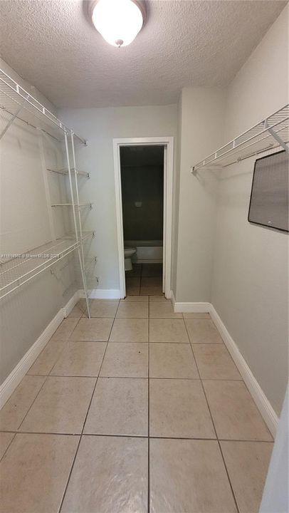 For Rent: $1,800 (1 beds, 1 baths, 673 Square Feet)