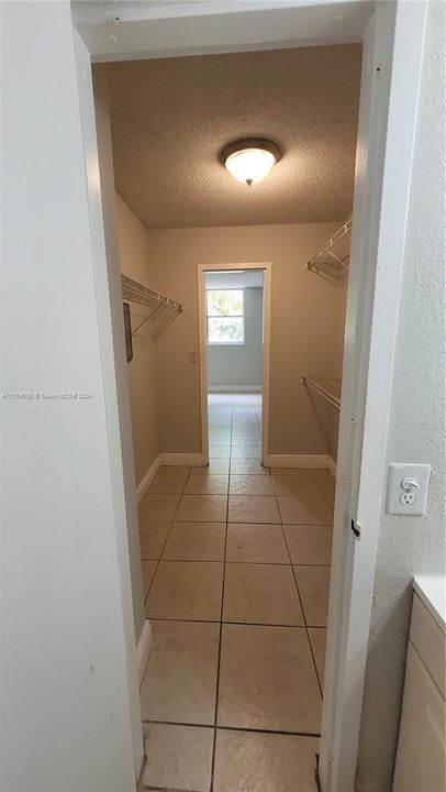 For Rent: $1,800 (1 beds, 1 baths, 673 Square Feet)