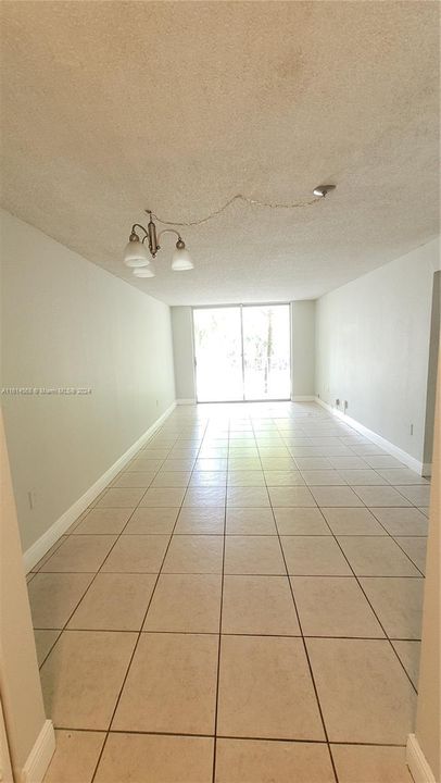 For Rent: $1,800 (1 beds, 1 baths, 673 Square Feet)