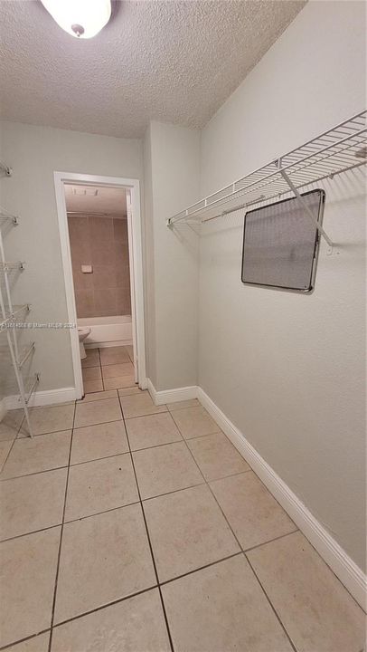 For Rent: $1,800 (1 beds, 1 baths, 673 Square Feet)