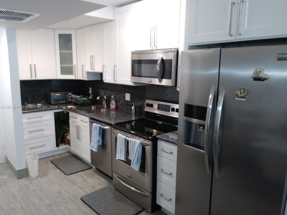 For Rent: $3,750 (2 beds, 1 baths, 890 Square Feet)