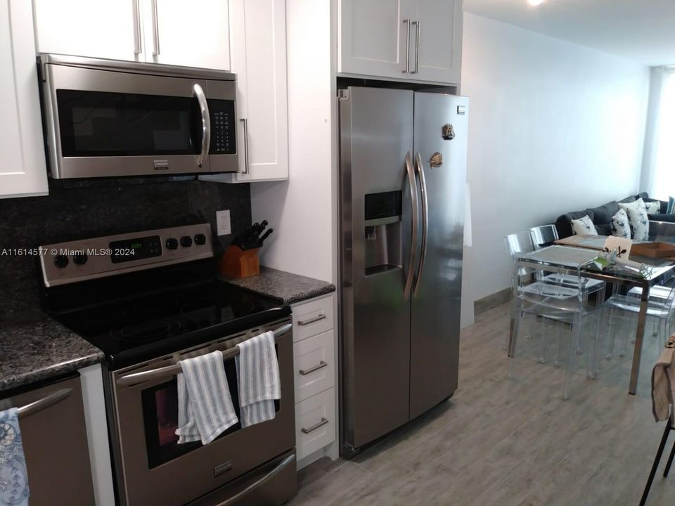 For Rent: $3,750 (2 beds, 1 baths, 890 Square Feet)