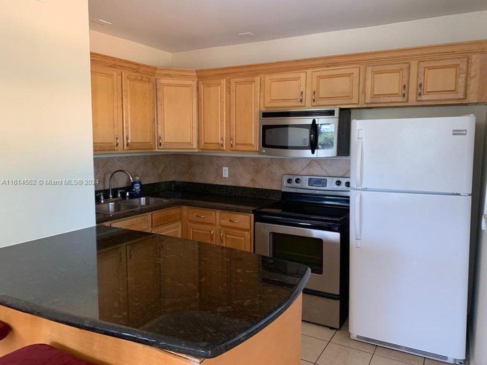 For Rent: $2,000 (2 beds, 1 baths, 721 Square Feet)
