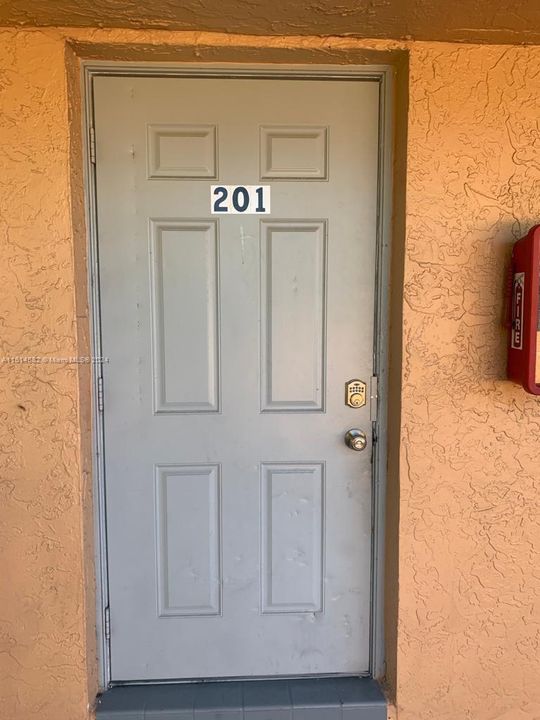 For Rent: $2,000 (2 beds, 1 baths, 721 Square Feet)