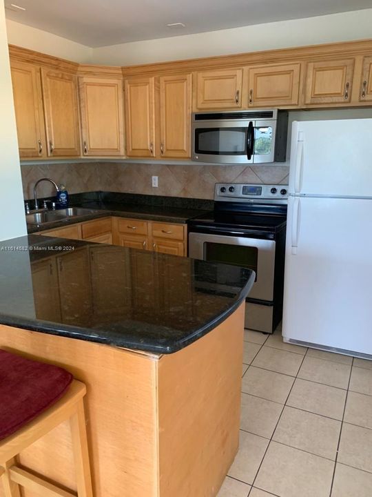 For Rent: $2,000 (2 beds, 1 baths, 721 Square Feet)