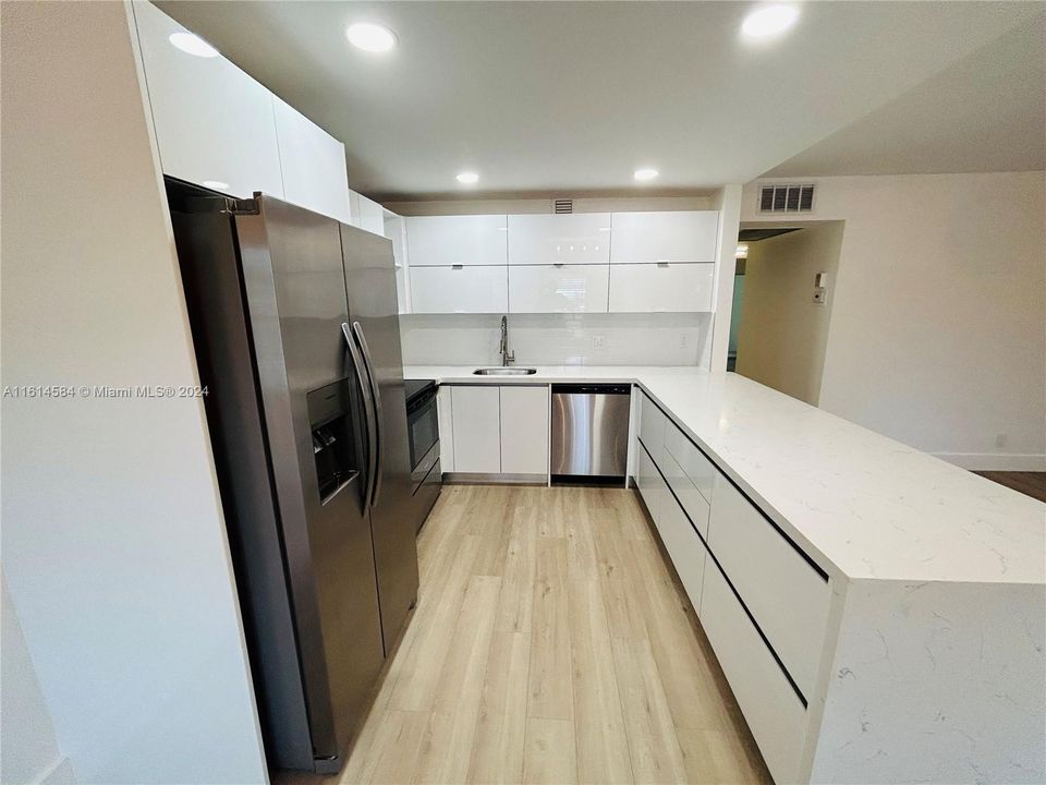 For Sale: $285,000 (2 beds, 2 baths, 1000 Square Feet)