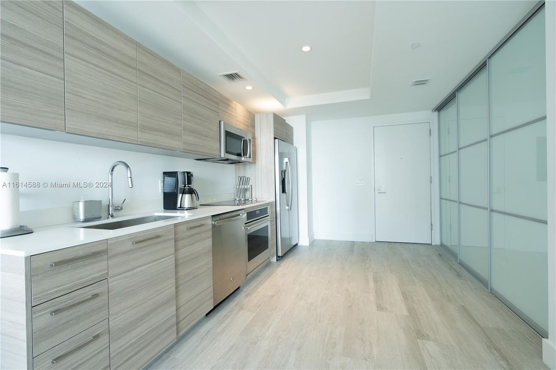 For Rent: $4,300 (1 beds, 1 baths, 679 Square Feet)