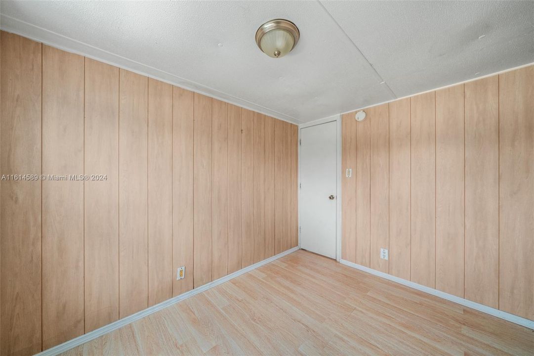 For Sale: $120,000 (2 beds, 1 baths, 728 Square Feet)