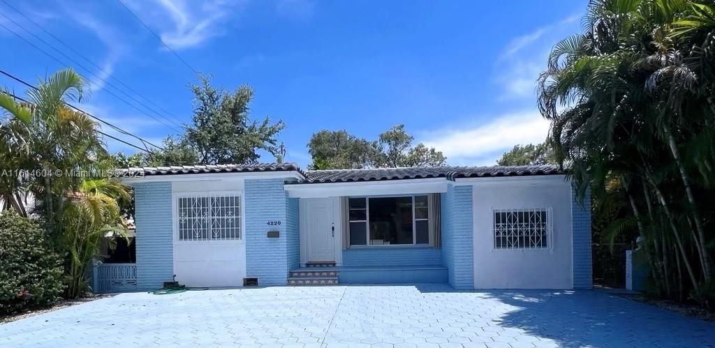 En Renta: $3,950 (4 camas, 3 baños, 1723 Pies cuadrados)