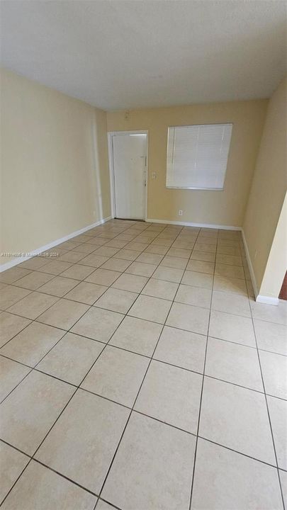 For Sale: $195,000 (1 beds, 1 baths, 645 Square Feet)