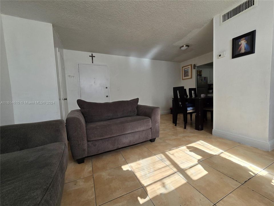 For Sale: $255,000 (2 beds, 1 baths, 765 Square Feet)