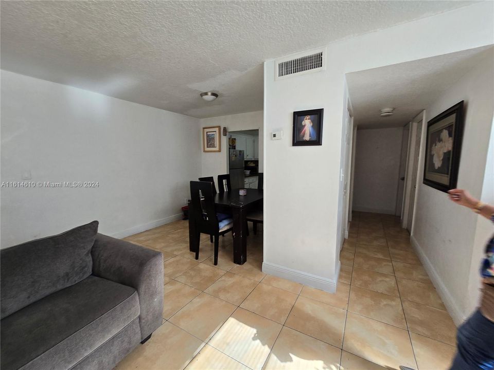 For Sale: $255,000 (2 beds, 1 baths, 765 Square Feet)