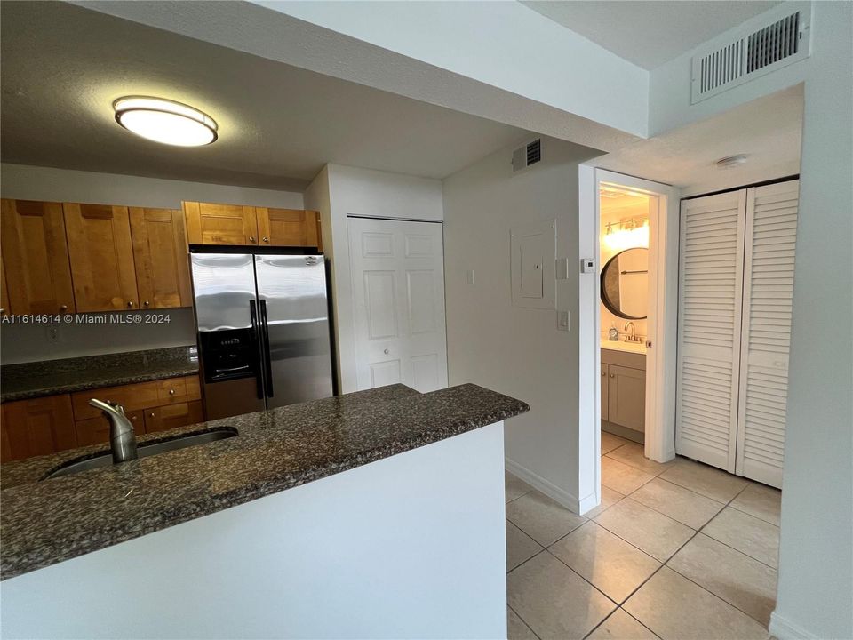 For Rent: $1,900 (1 beds, 1 baths, 558 Square Feet)