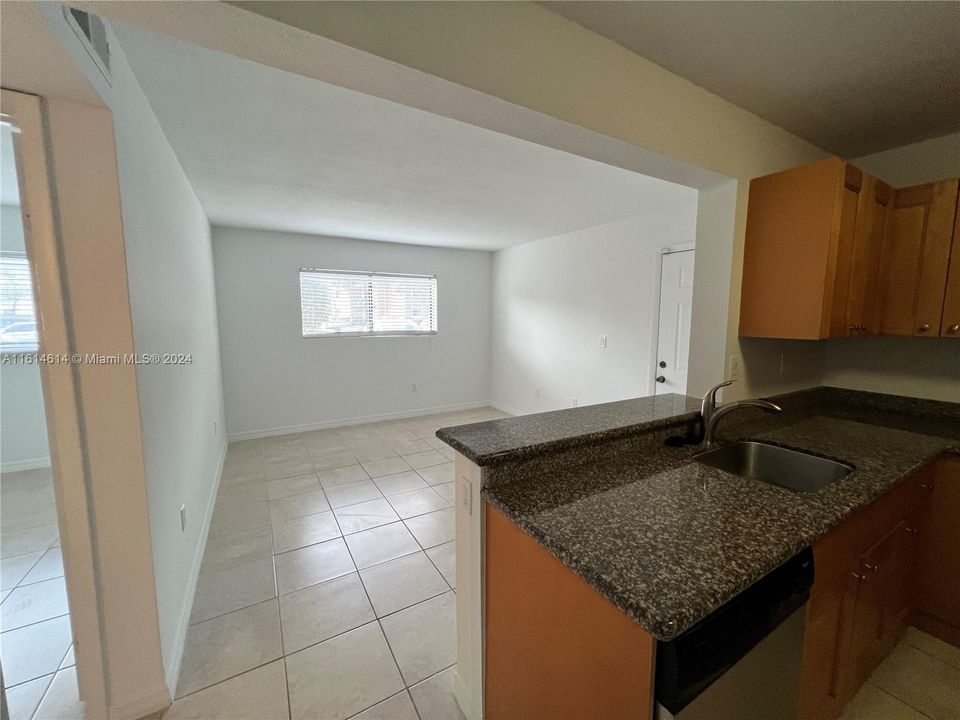 For Rent: $1,900 (1 beds, 1 baths, 558 Square Feet)