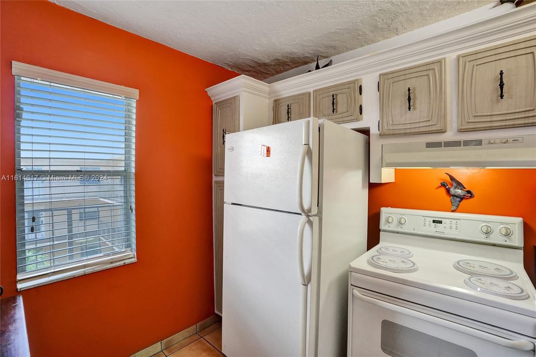 For Sale: $99,000 (1 beds, 1 baths, 748 Square Feet)