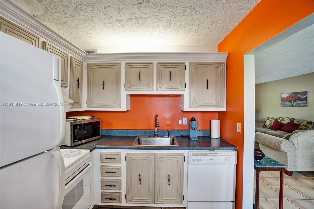 For Sale: $99,000 (1 beds, 1 baths, 748 Square Feet)