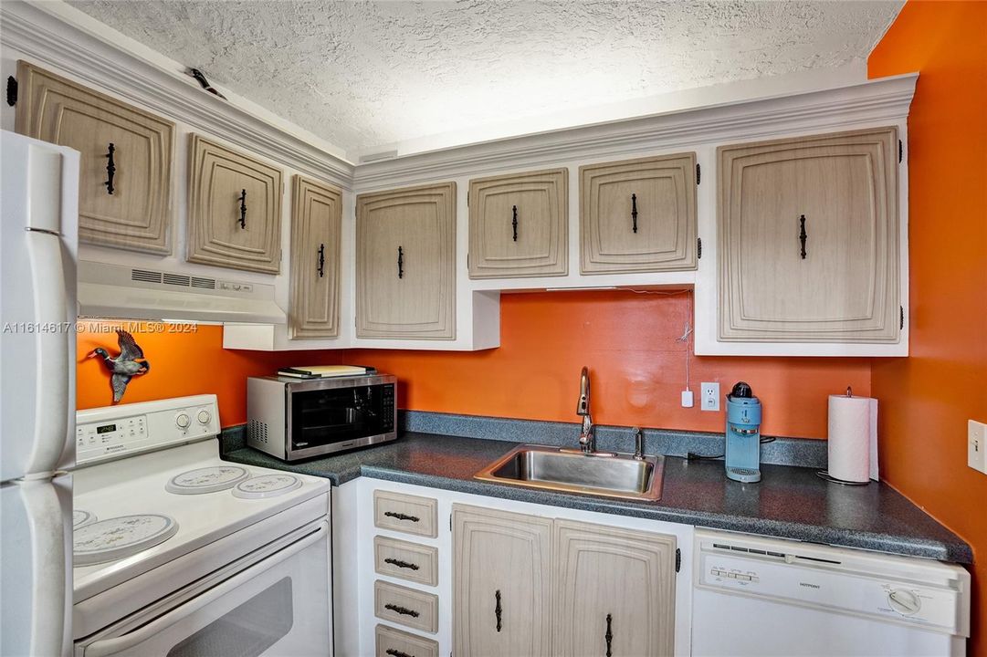 For Sale: $99,000 (1 beds, 1 baths, 748 Square Feet)