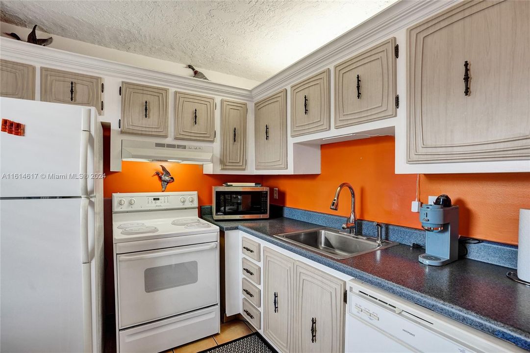 For Sale: $99,000 (1 beds, 1 baths, 748 Square Feet)