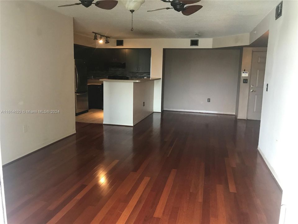 For Rent: $2,400 (2 beds, 2 baths, 983 Square Feet)