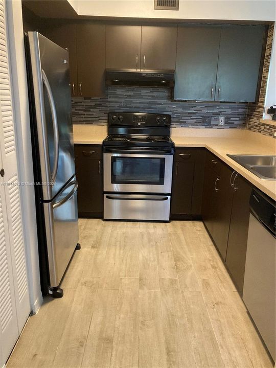 For Rent: $2,400 (2 beds, 2 baths, 983 Square Feet)