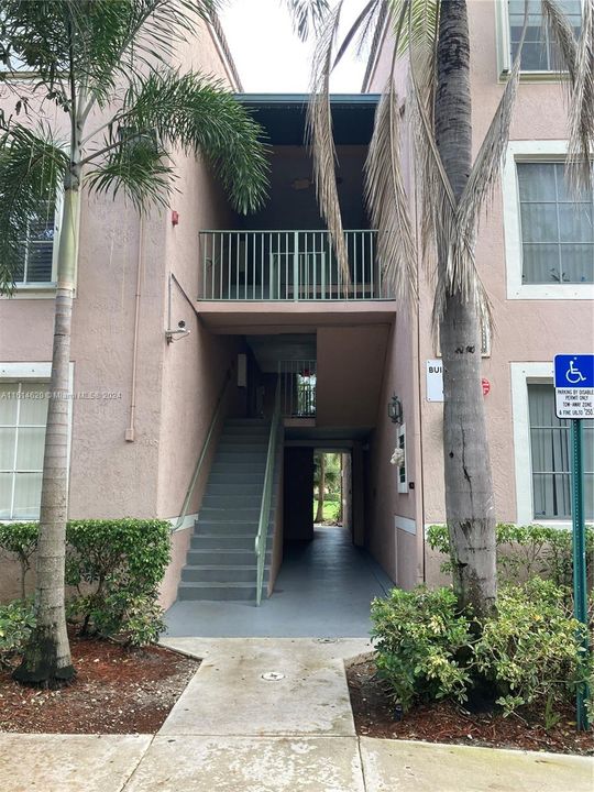 For Rent: $2,400 (2 beds, 2 baths, 983 Square Feet)