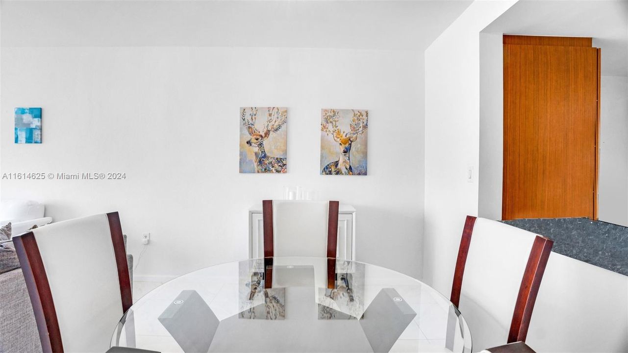For Sale: $875,000 (1 beds, 1 baths, 896 Square Feet)