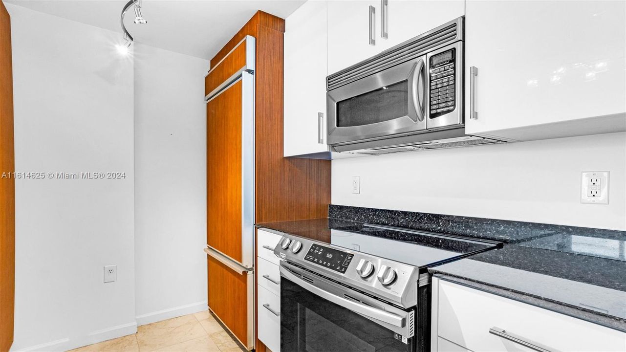For Sale: $875,000 (1 beds, 1 baths, 896 Square Feet)