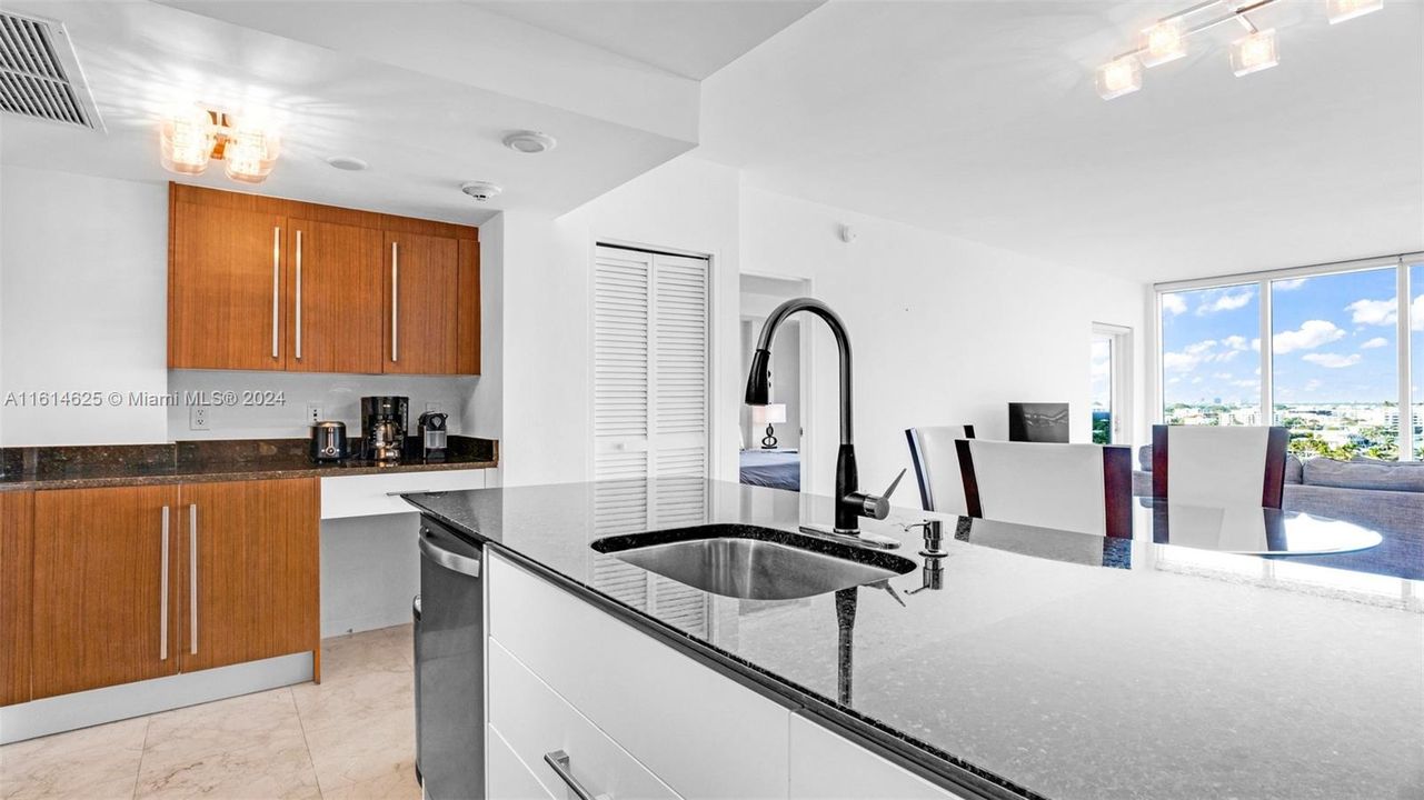 For Sale: $875,000 (1 beds, 1 baths, 896 Square Feet)