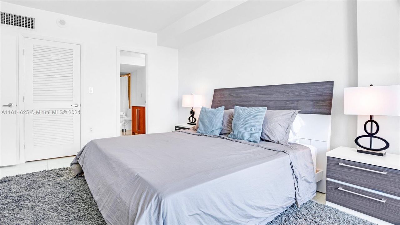 For Sale: $875,000 (1 beds, 1 baths, 896 Square Feet)