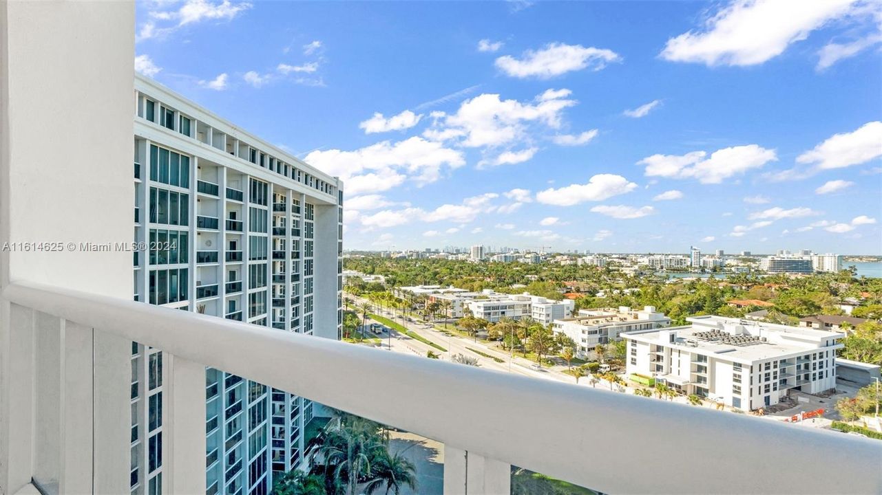 For Sale: $875,000 (1 beds, 1 baths, 896 Square Feet)