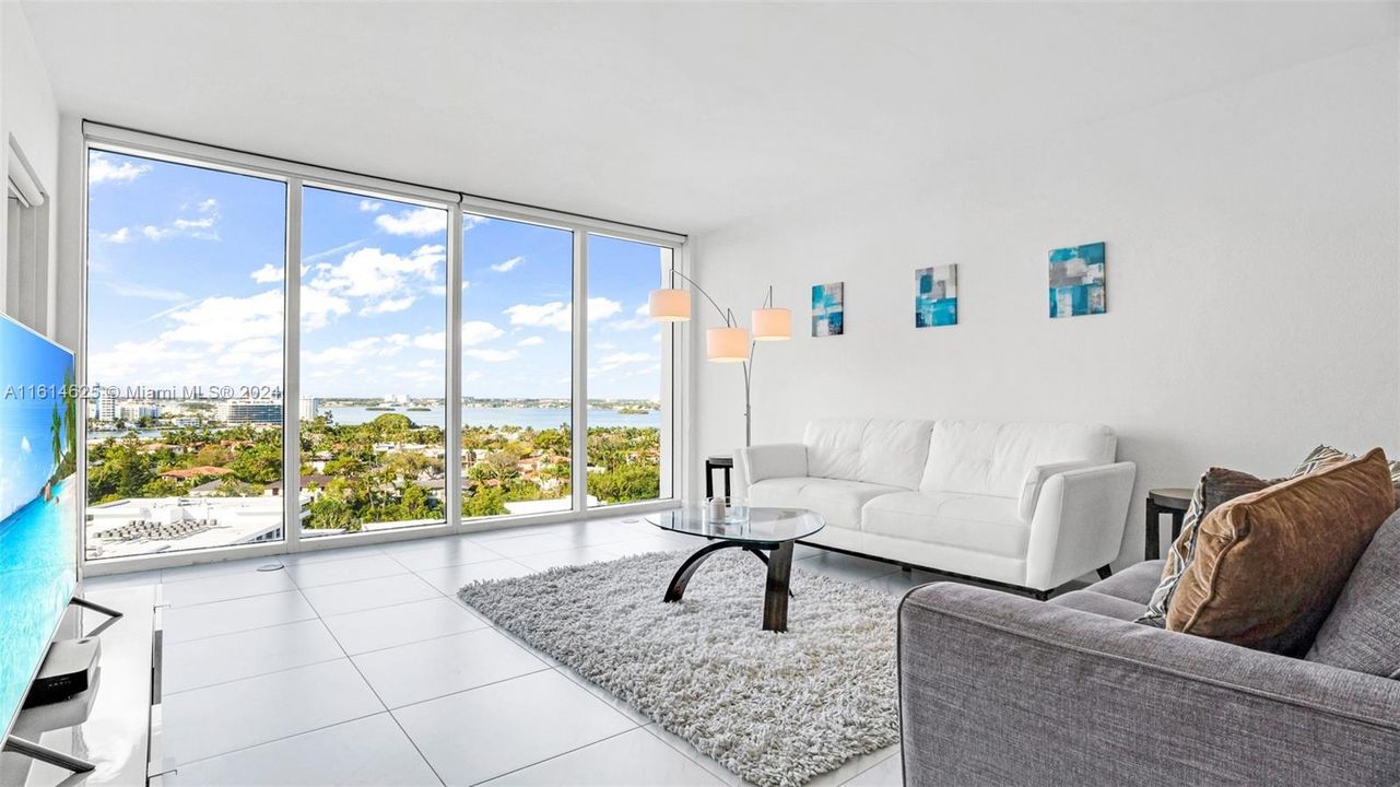 For Sale: $875,000 (1 beds, 1 baths, 896 Square Feet)