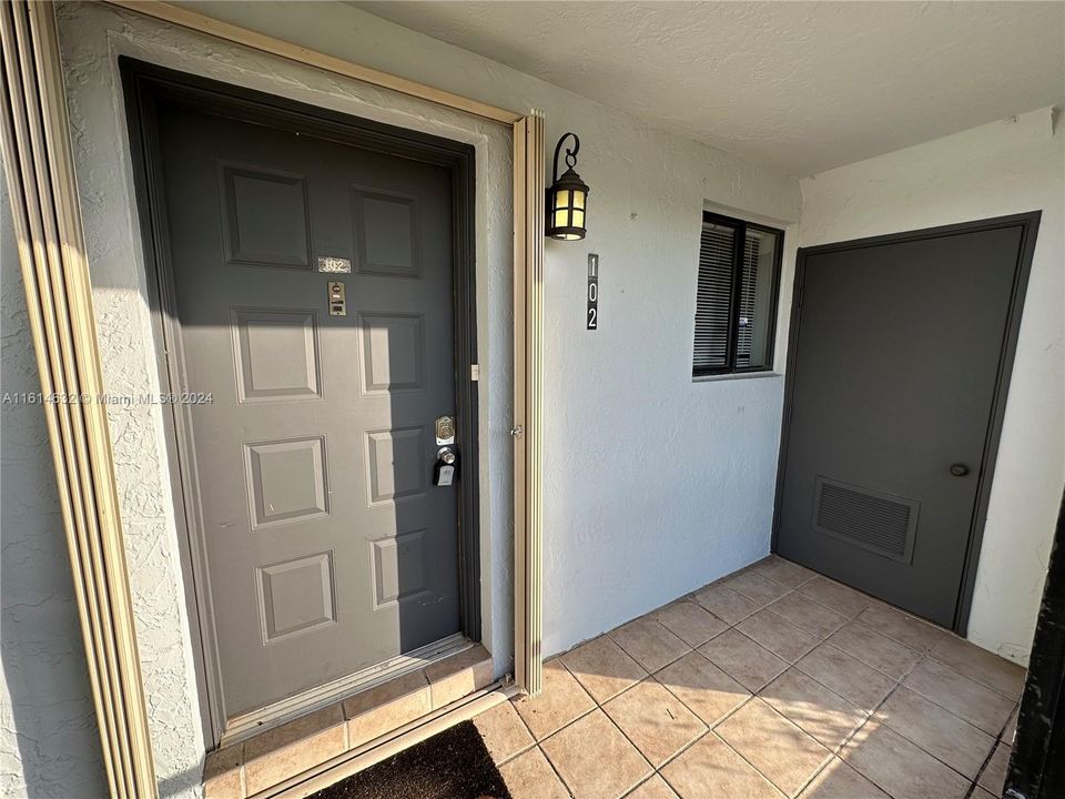 For Rent: $2,400 (2 beds, 2 baths, 946 Square Feet)