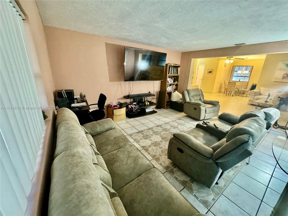 For Sale: $425,000 (2 beds, 1 baths, 1225 Square Feet)