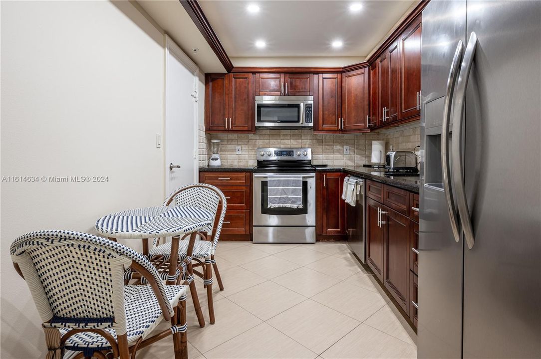 For Sale: $585,000 (2 beds, 2 baths, 1178 Square Feet)