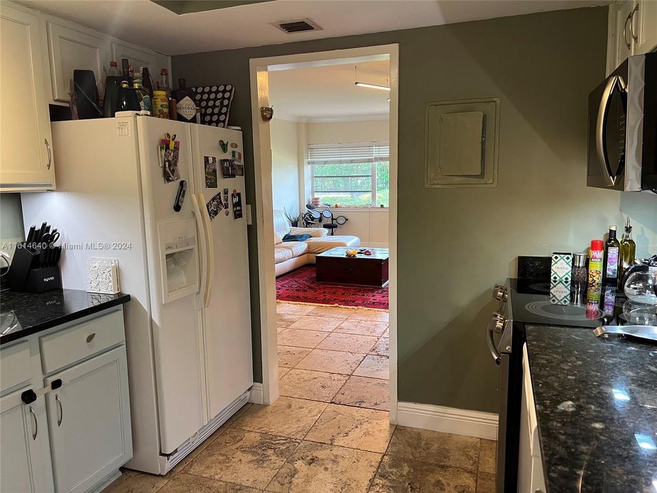 For Rent: $2,150 (1 beds, 1 baths, 878 Square Feet)