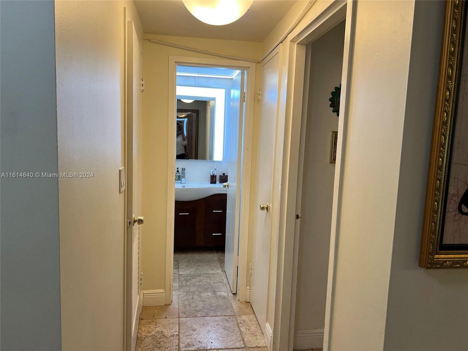 For Rent: $2,150 (1 beds, 1 baths, 878 Square Feet)