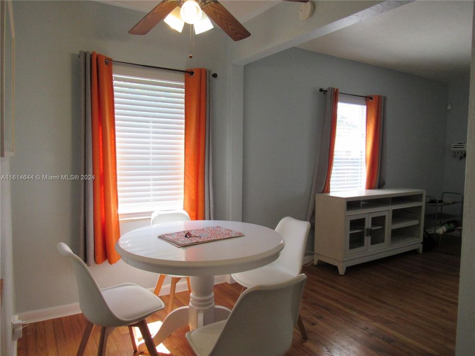 For Rent: $2,350 (2 beds, 1 baths, 970 Square Feet)