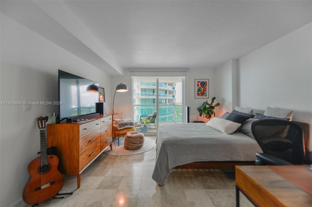 For Sale: $550,000 (1 beds, 1 baths, 791 Square Feet)