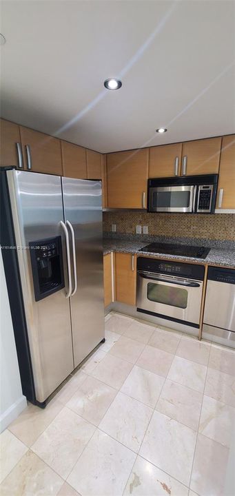 For Sale: $550,000 (1 beds, 1 baths, 791 Square Feet)