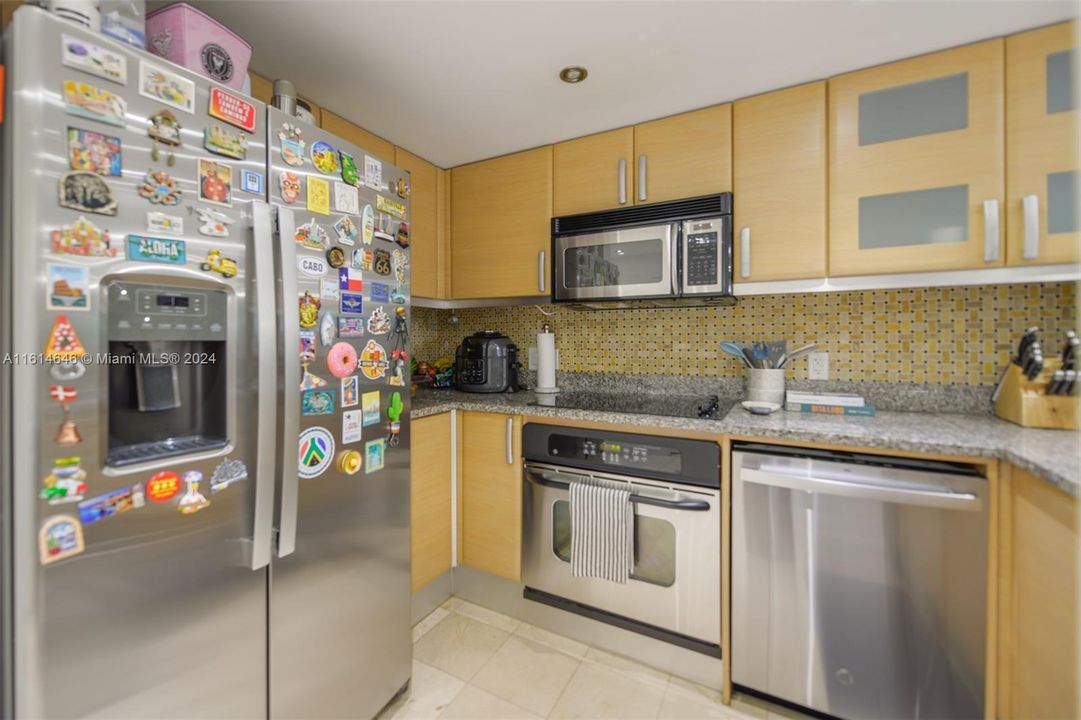 For Sale: $550,000 (1 beds, 1 baths, 791 Square Feet)