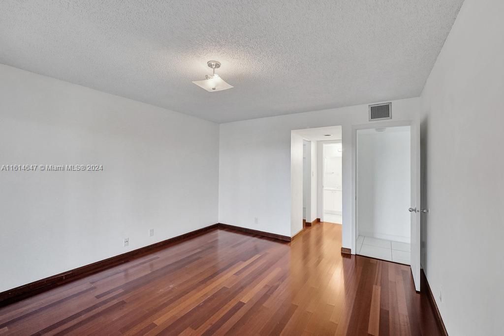 For Rent: $2,700 (2 beds, 2 baths, 1126 Square Feet)