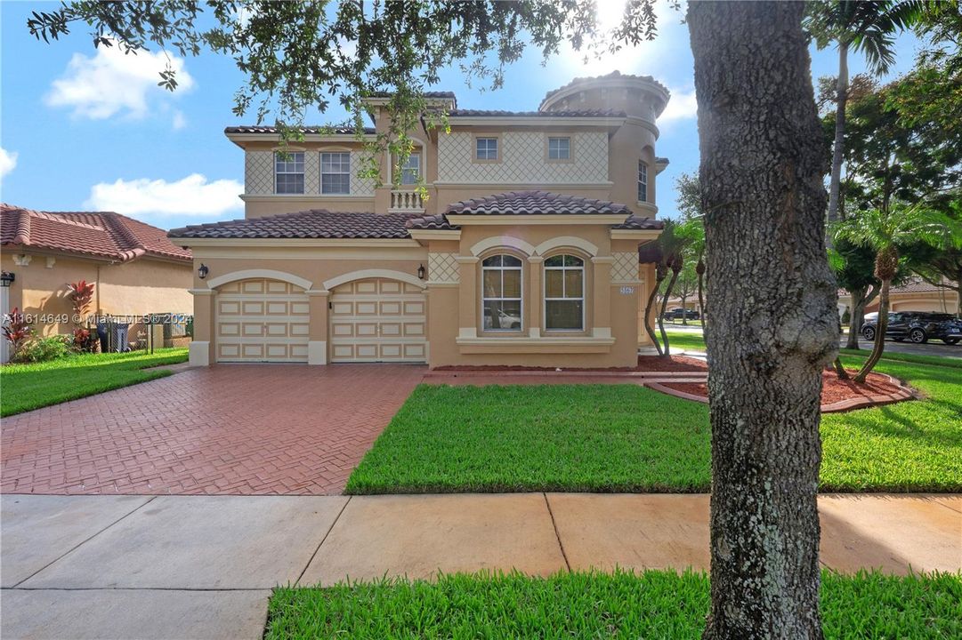 For Sale: $850,000 (5 beds, 3 baths, 3137 Square Feet)