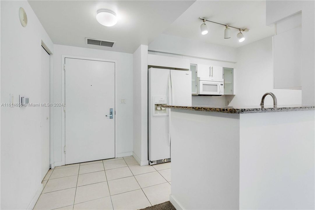 For Rent: $2,800 (1 beds, 1 baths, 846 Square Feet)