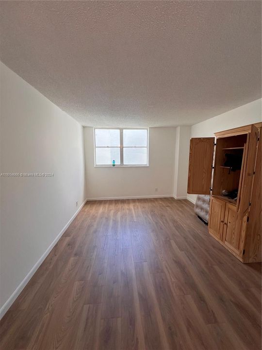 For Sale: $252,500 (1 beds, 1 baths, 894 Square Feet)