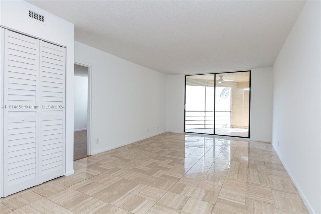 For Sale: $252,500 (1 beds, 1 baths, 894 Square Feet)