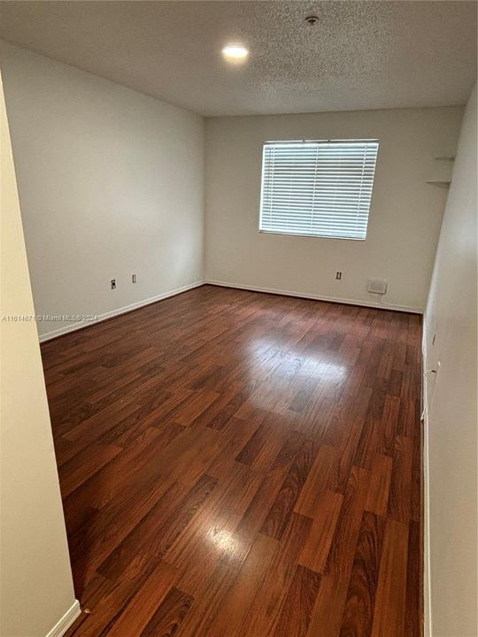 For Rent: $2,175 (2 beds, 1 baths, 838 Square Feet)