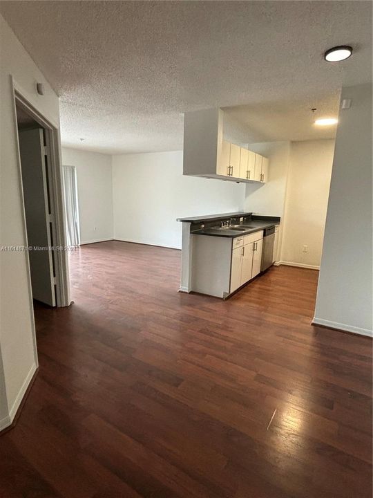 For Rent: $2,175 (2 beds, 1 baths, 838 Square Feet)