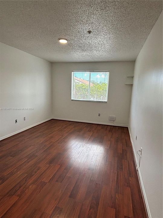 For Rent: $2,175 (2 beds, 1 baths, 838 Square Feet)